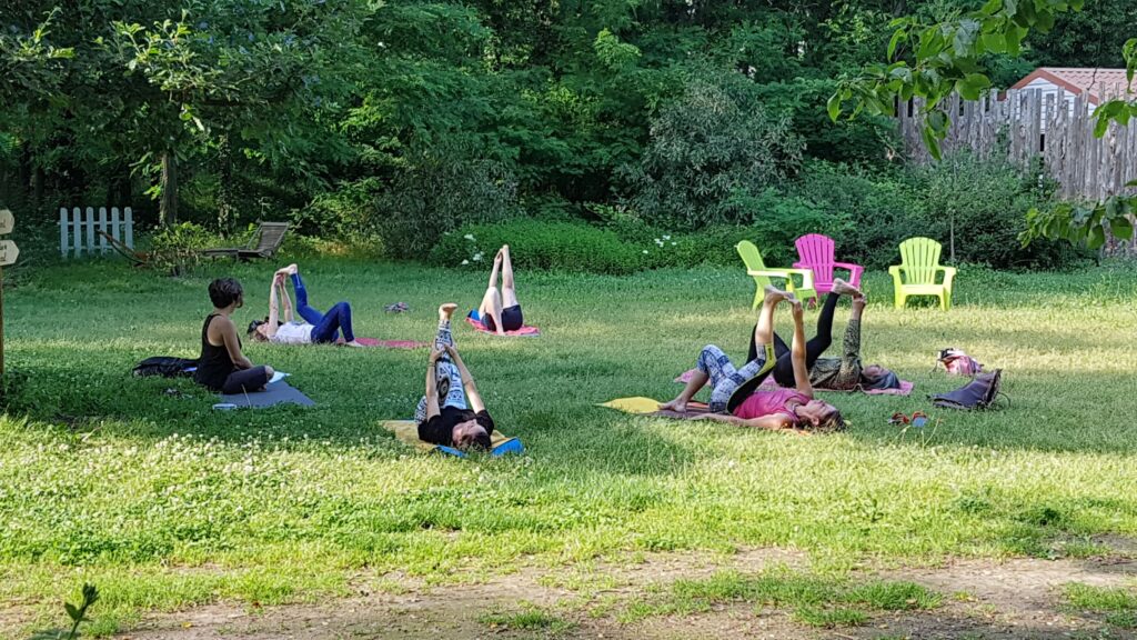  Cours de Yoga en extérieur devant la cabane de l′écureuil !