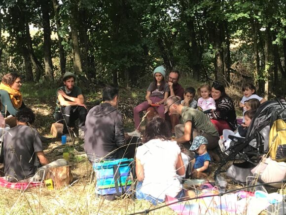  Cercle en famille autour du feu en devenir...